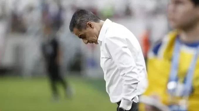 fortaleza-anuncia-demissao-renato-paiva Treinador Renato Paiva após derrotas do Fortaleza, anúncio de sua demissão pelo clube, tristeza e reflexão no campo de futebol.