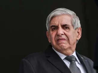 Imagem do General Augusto Heleno com expressão séria, relacionada a uma notícia sobre possível prisão pelo STF.