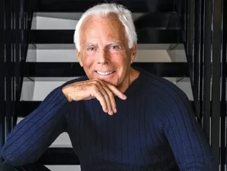 Giorgio Armani, icônico estilista de moda de luxo, em foto moderna, representando seu testamento que orienta a venda gradual da sua grife de luxo.