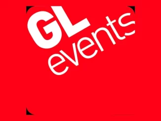 Logotipo da GL Events com fundo vermelho, anunciando sua participação nas instalações temporárias dos Jogos de Inverno 2026.