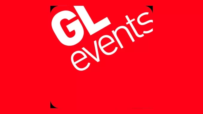 Logotipo da GL Events com fundo vermelho, anunciando sua participação nas instalações temporárias dos Jogos de Inverno 2026.