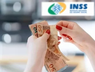 Imagem de uma mão segurando dinheiro em frente ao logo do INSS, relacionado ao retorno de R$ 1,29 bilhão devido a descontos ilegais no INSS pelo governo.