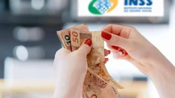 governo-devolve-129-bi-reais-descontos-ilegal-inss Imagem de uma mão segurando dinheiro em frente ao logo do INSS, relacionado ao retorno de R$ 1,29 bilhão devido a descontos ilegais no INSS pelo governo.