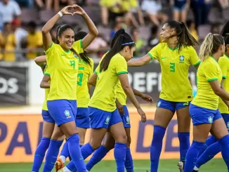 Seleção feminina de futebol do Brasil comemorando uma jogada no campo durante match, ilustrando o incentivo ao esporte no país.