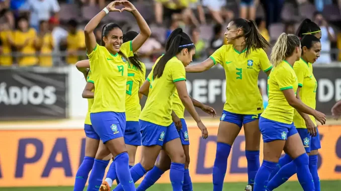 governo-pl-incentivo-futebol-feminino-brasil Seleção feminina de futebol do Brasil comemorando uma jogada no campo durante match, ilustrando o incentivo ao esporte no país.