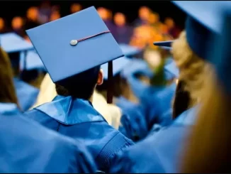 Graduandos em cerimônia de colação de grau com destaque para o diploma que eleva salário em 148%, evidenciando o impacto do ensino superior, apesar da alta evasão.