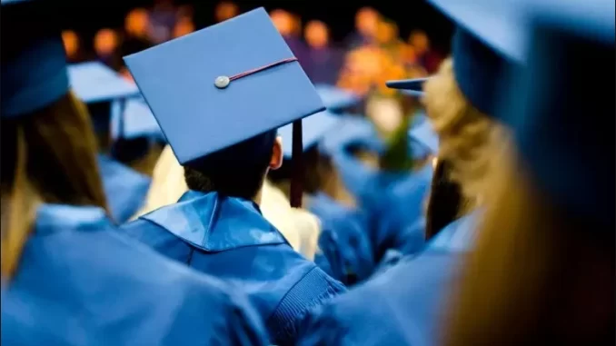 graduacao-diploma-evasao-educacao-superior Graduandos em cerimônia de colação de grau com destaque para o diploma que eleva salário em 148%, evidenciando o impacto do ensino superior, apesar da alta evasão.