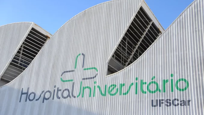 hospitais-universitarios-federais-ampliacao-atendimento Hospitais universitários federais no Brasil, com destaque para um edifício moderno do Hospital Universitário, representando a ampliação do atendimento para 40% pelo governo.