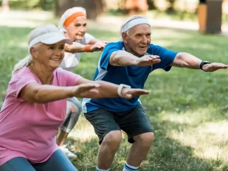 Grupo de idosos fazendo exercícios ao ar livre, praticando alongamento e atividades físicas para manter a saúde e promover o bem-estar na terceira idade.
