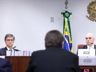 Imprensa internacional destaca o ineditismo do julgamento de Bolsonaro e a pressão de Donald Trump durante audiência. Cena mostra juízes e testemunhas na sala de tribunal.