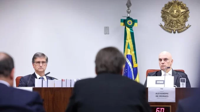 imprensa-internacional-julgamento-bolsonaro-pressao-trump Imprensa internacional destaca o ineditismo do julgamento de Bolsonaro e a pressão de Donald Trump durante audiência. Cena mostra juízes e testemunhas na sala de tribunal.