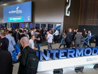 Imagem de evento Intermodal 2026 em South America, destacando avanço da intralogística no mercado brasileiro, com muitas pessoas interagindo na feira.