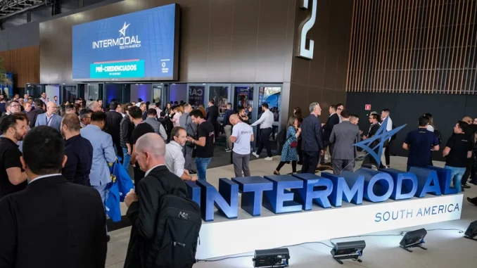 intermodal2026-intralogistica-brasil-jpg Imagem de evento Intermodal 2026 em South America, destacando avanço da intralogística no mercado brasileiro, com muitas pessoas interagindo na feira.