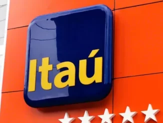 Imagem do logo do banco Itaú em fachada de loja, com fundo em parede laranja, ilustrando notícias sobre demissões em massa de funcionários remotos por baixa produtividade