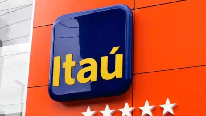 itau-demissoes-massa-funcionarios-remotos-por-baixa-produtividade Imagem do logo do banco Itaú em fachada de loja, com fundo em parede laranja, ilustrando notícias sobre demissões em massa de funcionários remotos por baixa produtividade