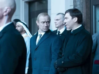 Jude Law em cena do filme em Veneza, onde interpreta o desafio de viver Putin, recebendo elogios por seu desempenho na produção internacional.