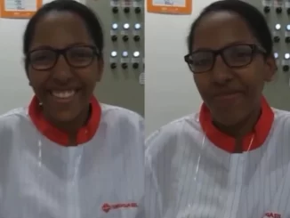 Imagem de funcionária da Drogasil sorrindo, após condenação judicial por racismo no trabalho, com destaque para a notícia de condenação da Drogasil pela Justiça do Trabalho por racismo contra funcionária e fixação de indenização.