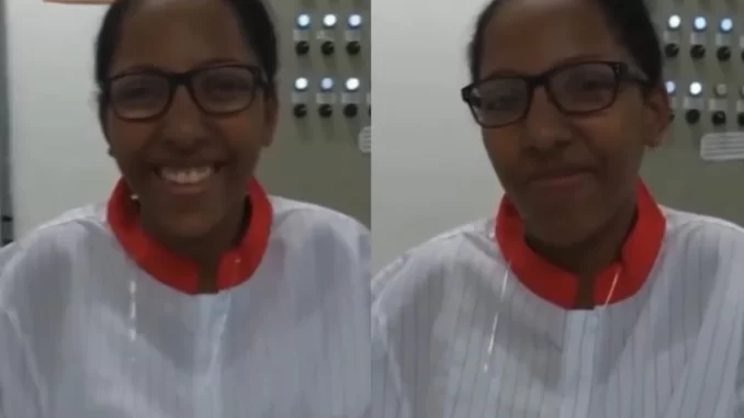 justica-do-trabalho-condena-drogasil-por-racismo-contra-funcionaria Imagem de funcionária da Drogasil sorrindo, após condenação judicial por racismo no trabalho, com destaque para a notícia de condenação da Drogasil pela Justiça do Trabalho por racismo contra funcionária e fixação de indenização.
