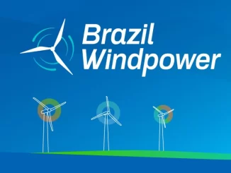 Imagem de líderes do Brazil Windpower 2025 discutindo a expansão da energia eólica no Brasil, com silhuetas de aerogeradores ao fundo.