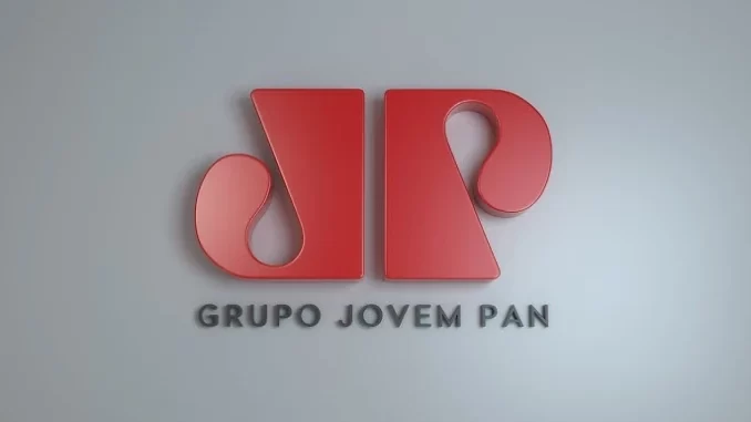 logo-grupo-jovem-pan Imagem do logo do Grupo Jovem Pan sobre uma parede, relacionada ao contexto do Ministério Público Federal em São Paulo que pede o cancelamento de outorgas da Jovem Pan por desinformação.