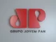 Imagem do logo do Grupo Jovem Pan sobre uma parede, relacionada ao contexto do Ministério Público Federal em São Paulo que pede o cancelamento de outorgas da Jovem Pan por desinformação.