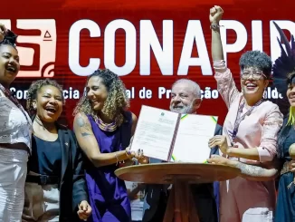 Lula fala sobre racismo cotidiano ao abrir 5ª Conapir, destacando a importância da luta contra o racismo no Brasil, em evento com diversas lideranças e ativistas.