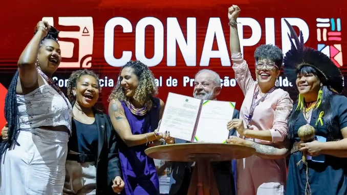 lula-critica-persistencia-racismo-ao-abrir-5a-conapir Lula fala sobre racismo cotidiano ao abrir 5ª Conapir, destacando a importância da luta contra o racismo no Brasil, em evento com diversas lideranças e ativistas.