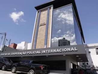 Lula inaugura Centro de Cooperação Policial Internacional em Manaus nesta terça-feira, destaque para o edifício moderno refletindo o céu e as nuvens.