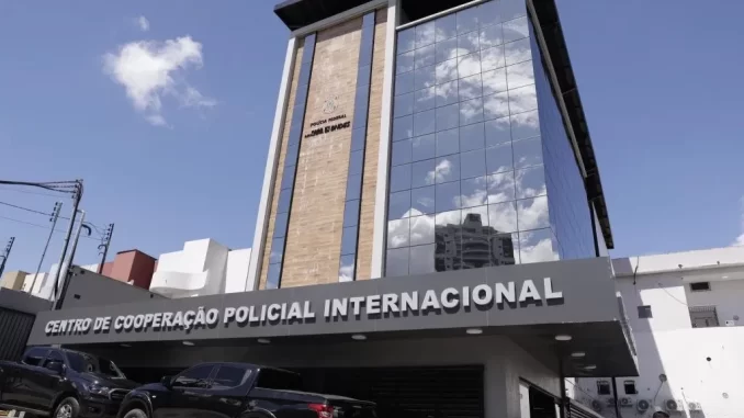 lula-inaugura-centro-cooperacao-policial-internacional-manaus Lula inaugura Centro de Cooperação Policial Internacional em Manaus nesta terça-feira, destaque para o edifício moderno refletindo o céu e as nuvens.