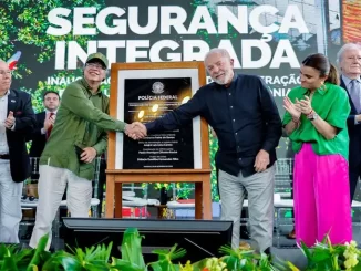 Lula participando da inauguração de um centro policial na Amazônia com autoridades e apoiadores durante evento oficial.