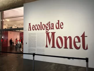 Masp estende horário até meia-noite na última semana da exposição 'A Ecologia de Monet' com destaque para o painel da exposição e visitantes apreciando as obras
