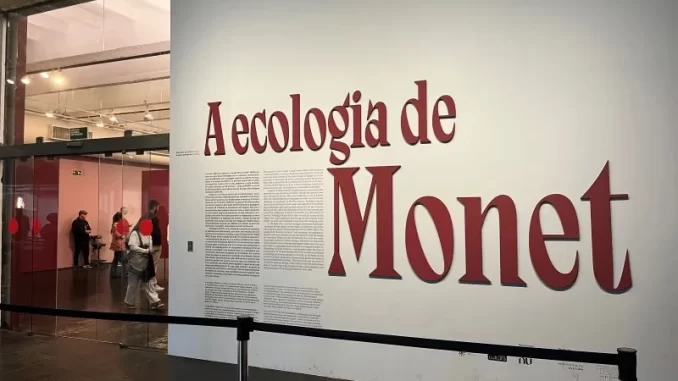 Masp estende horário até meia-noite na última semana da exposição 'A Ecologia de Monet' com destaque para o painel da exposição e visitantes apreciando as obras