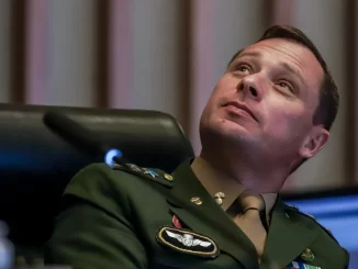 Imagem do Mauro Cid, ex-integrante do exército, durante julgamento no STF, que fixou pena de 2 anos em regime aberto após acordo de delação.