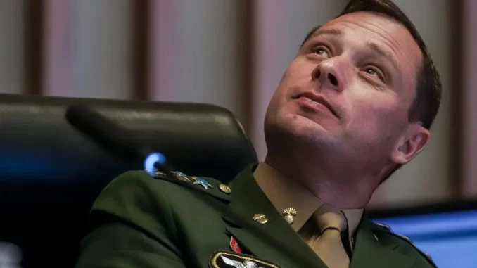 mauro-cid-stf-pena-dois-anos-regime-aberto Imagem do Mauro Cid, ex-integrante do exército, durante julgamento no STF, que fixou pena de 2 anos em regime aberto após acordo de delação.