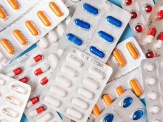 Diversas embalagens de medicamentos, incluindo remédios contra lúpus, em blister, relacionados à cobertura de planos de saúde.