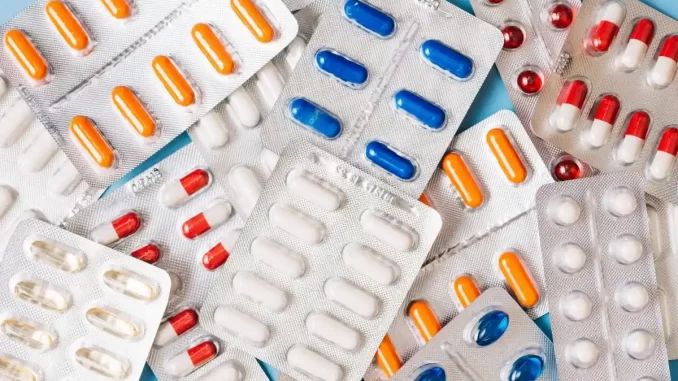 medicamentos-dependentes-de-planos-de-saude-para-lupus-jpg Diversas embalagens de medicamentos, incluindo remédios contra lúpus, em blister, relacionados à cobertura de planos de saúde.