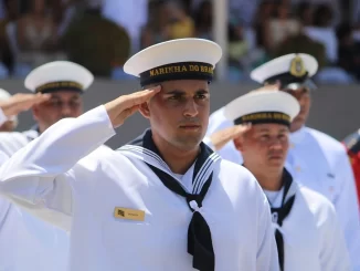 Militares da Marinha do Brasil participando de cerimônia, destacando a questão da suspensão de concursos por cotas solicitada pelo Ministério Público Federal.