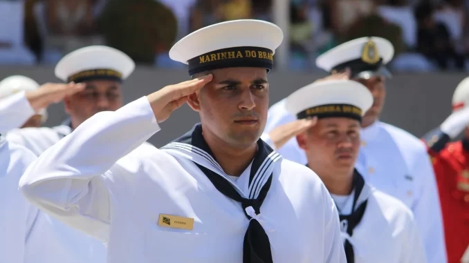 militares-marinha-suspensao-concursos-por-cotas Militares da Marinha do Brasil participando de cerimônia, destacando a questão da suspensão de concursos por cotas solicitada pelo Ministério Público Federal.