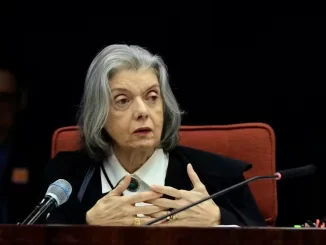 Ministra Cármen Lúcia durante julgamento do STF forma maioria para condenação de Jair Bolsonaro e outros réus, reforçando a importância do caso.