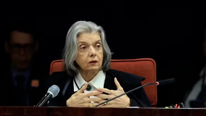 ministra-carmen-lucia-condenacao-jair-bolsonaro Ministra Cármen Lúcia durante julgamento do STF forma maioria para condenação de Jair Bolsonaro e outros réus, reforçando a importância do caso.