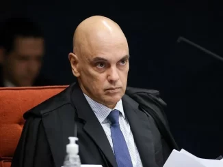 Moraes durante julgamento, apontando Bolsonaro como líder de uma trama de golpe comprovado, em destaque na política brasileira.