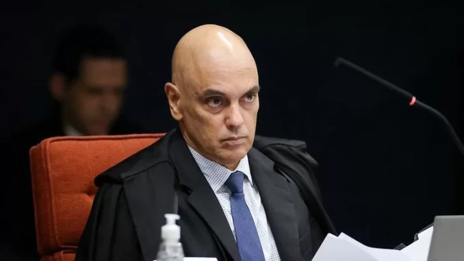 moraes-aponta-bolsonaro-lider-trama-golpe-comprovado Moraes durante julgamento, apontando Bolsonaro como líder de uma trama de golpe comprovado, em destaque na política brasileira.
