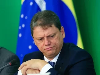 Moraes envia à PGR pedido de apuração sobre Tarcísio de Freitas em reunião oficial com bandeira do Brasil ao fundo