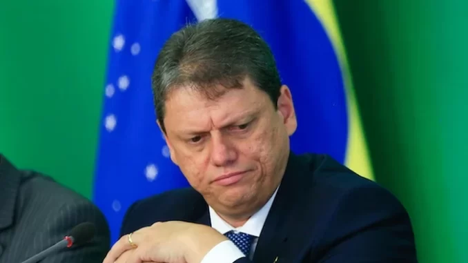 moraes-envia-pgr-pedido-apuracao-tarcisio-de-freitas Moraes envia à PGR pedido de apuração sobre Tarcísio de Freitas em reunião oficial com bandeira do Brasil ao fundo