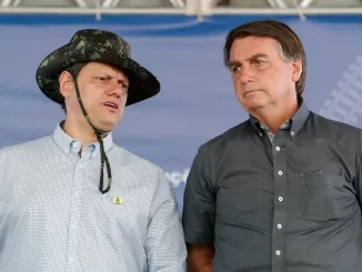 Imagem de Moraes autorizando visita de Tarcísio a Bolsonaro em 29 de setembro, mostrando diálogo e interação entre os políticos em evento oficial.