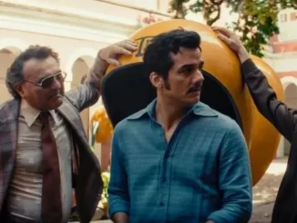 Cena do filme 'O Agente Secreto', selecionado para representar o Brasil no Oscar 2026, mostrando atores em uma reunião com cenário de cidade ao fundo.