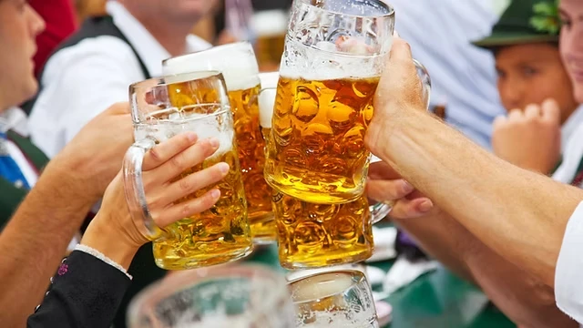 oktoberfests2025brasil-tradicao-tecnologia-alegria-cerveja-jpg Celebrando a Oktoberfests 2025 no Brasil com pessoas brindando com canecas de cerveja, combinando tradição alemã e tecnologia em evento cultural.