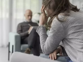 Mulher em terapia enfrentando transtornos mentais, refletindo a alarmante estatística da OMS de que 1 bilhão de pessoas vivem com transtornos mentais.