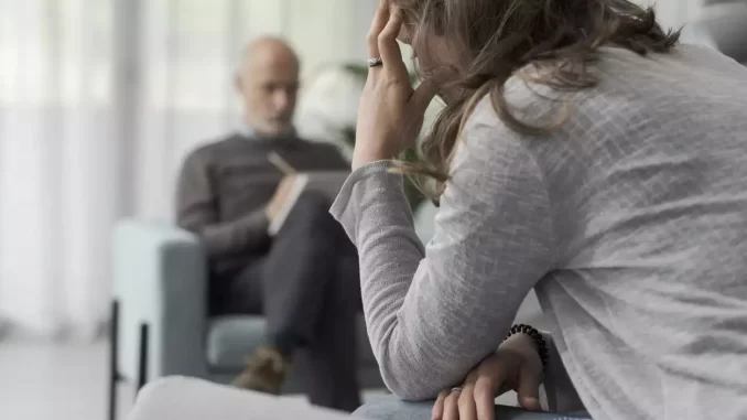 oms-alerta-1-bilhao-pessoas-vivem-com-transtornos-mentais-jpg Mulher em terapia enfrentando transtornos mentais, refletindo a alarmante estatística da OMS de que 1 bilhão de pessoas vivem com transtornos mentais.