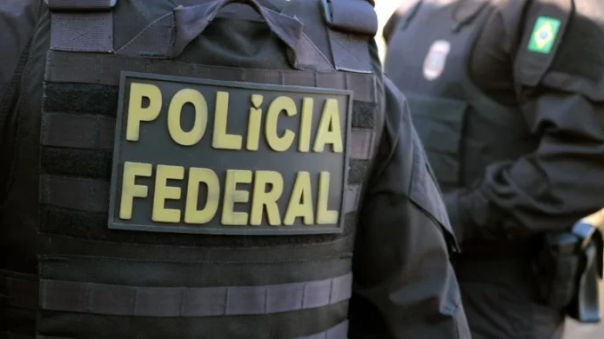 operacoes-pf-oito-alvos-foragidos-lavagem-dinheiro Policiais federais durante operações contra lavagem de dinheiro, buscando oito alvos foragidos.